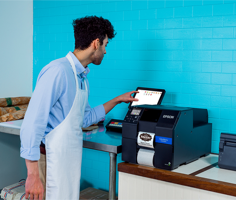 A food service worker prints a baked goods label from an Epson ColorWorks C6000 printer.