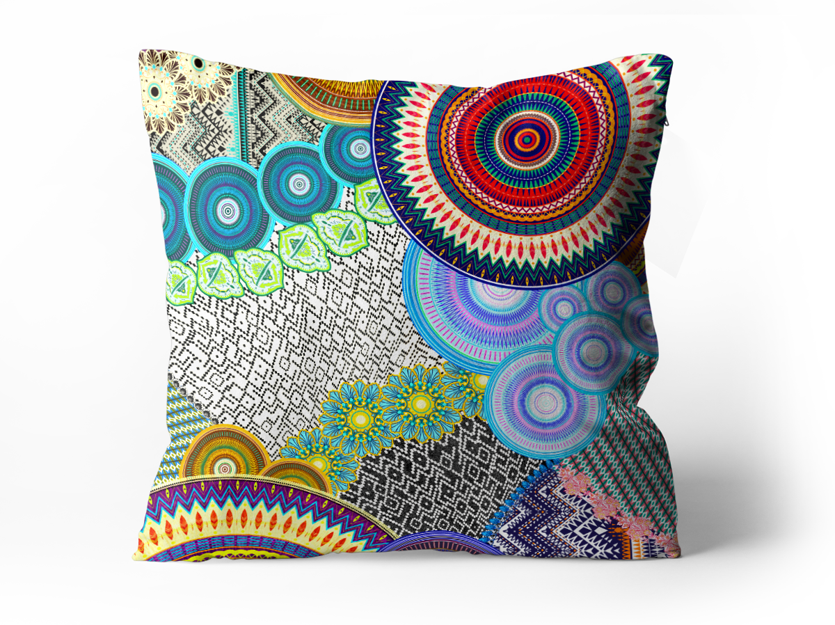 Una almohada con colores brillantes.