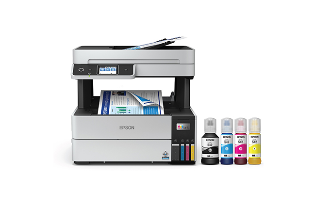 Se muestra a la Impresora EcoTank L6490 junto a un juego de tintas